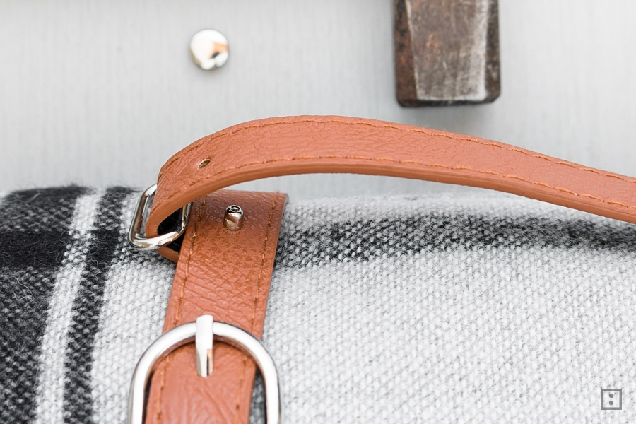 DIY Leder Tragegurt für Decke - D-Ring und Hohlniete einfädeln