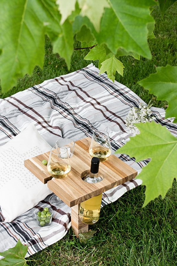 2 in 1 Weinglasregal Klappbarer Picknicktisch aus Holz im Freien mit Halter