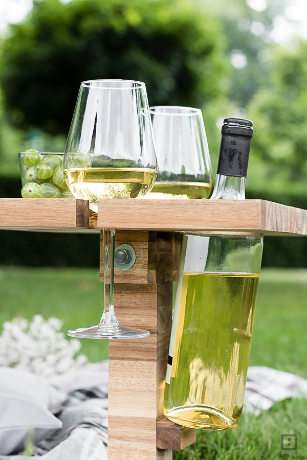 Weinglashalter DIY Picknicktisch aus einem Ikea Schneidebrett
