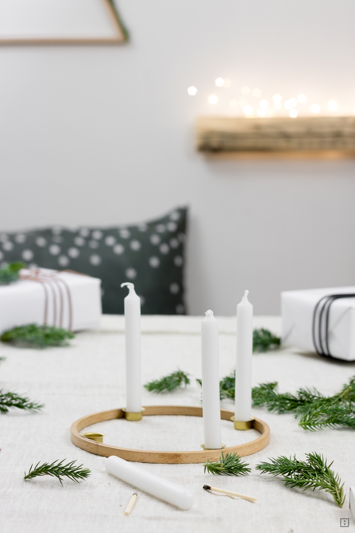 Adventskranz aus Stickrahmen selber basteln DIY skadinavisch minimalistisch Weihnachtsdekoration  Upcycling
