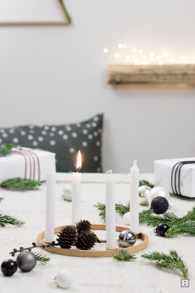 Adventskranz aus Stickrahmen selber basteln DIY skadinavisch minimalistisch Weihnachtsdekoration