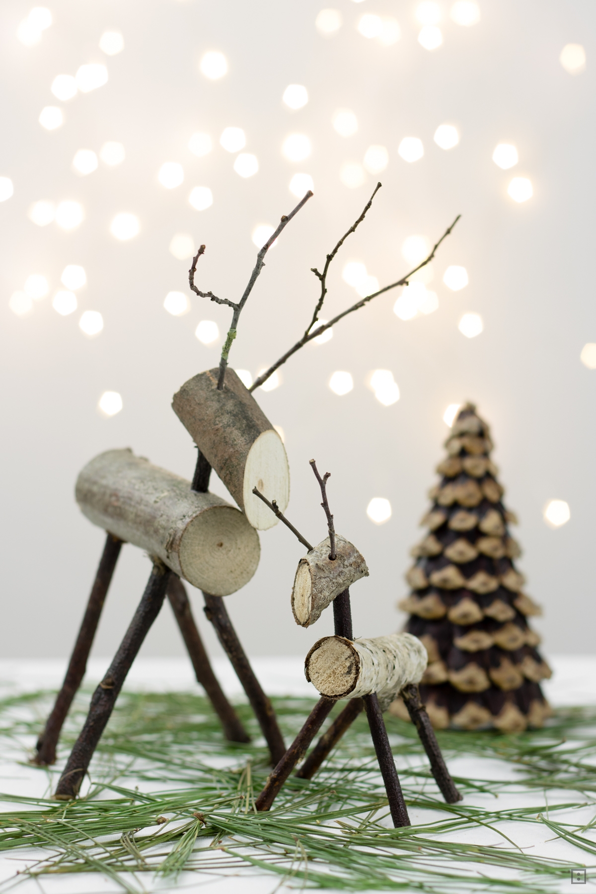 Rentiere und Elche aus Ästen selber basteln DIY Anleitung Weihnachten natürlich dekorieren