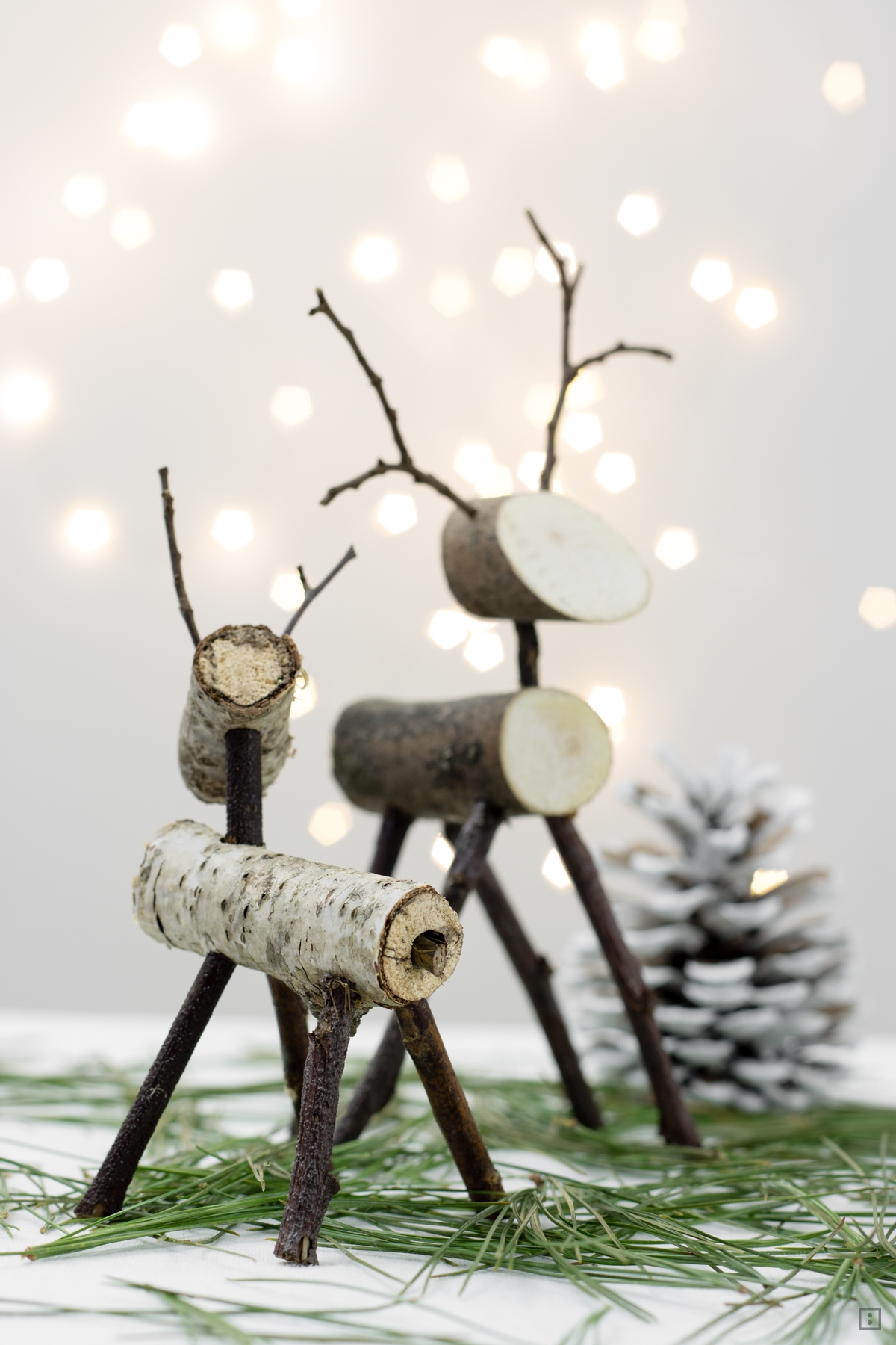 Rentiere und Elche aus Ästen selber basteln DIY Weihnachten natürlich dekorieren