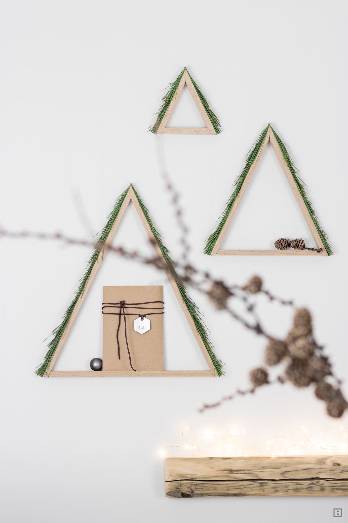 Weihnachtskarten als Adventskalender unter DIY Baum mit echten Nadeln Wandgestaltung Weihnachten Dekoration