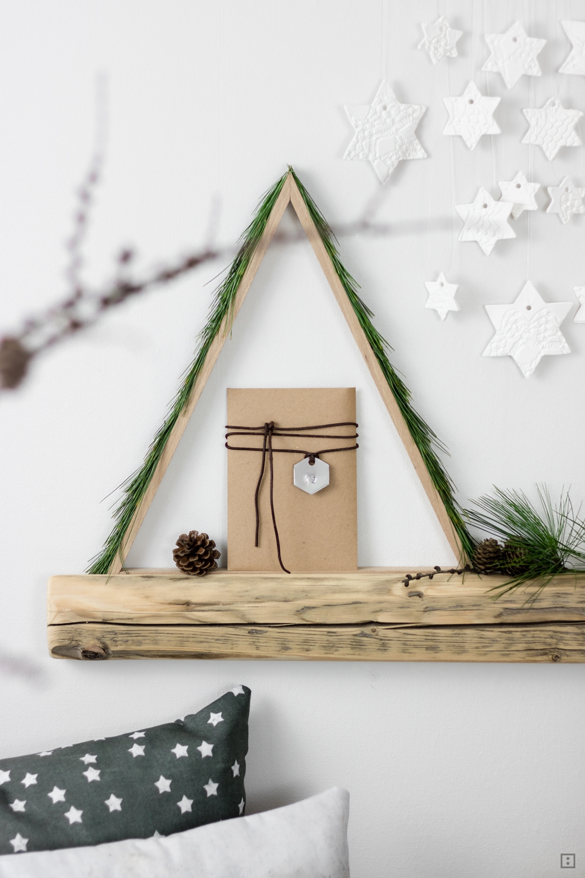 Weihnachtskarten als Adventskalender unter DIY Baum mit echten Nadeln