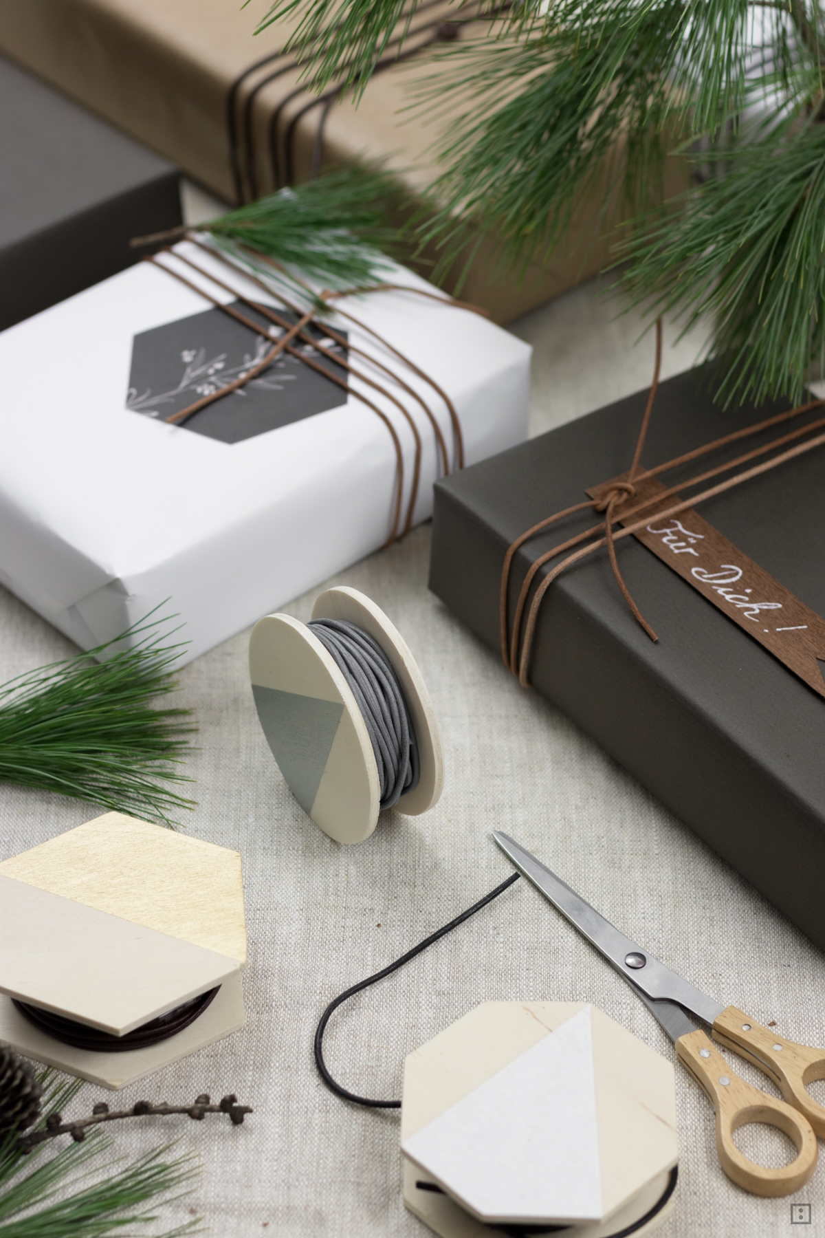 geometrische Spulen aus Holz Schleifenbänder Aufbewahrung DIY Geschenke verpacken gift wrapping
