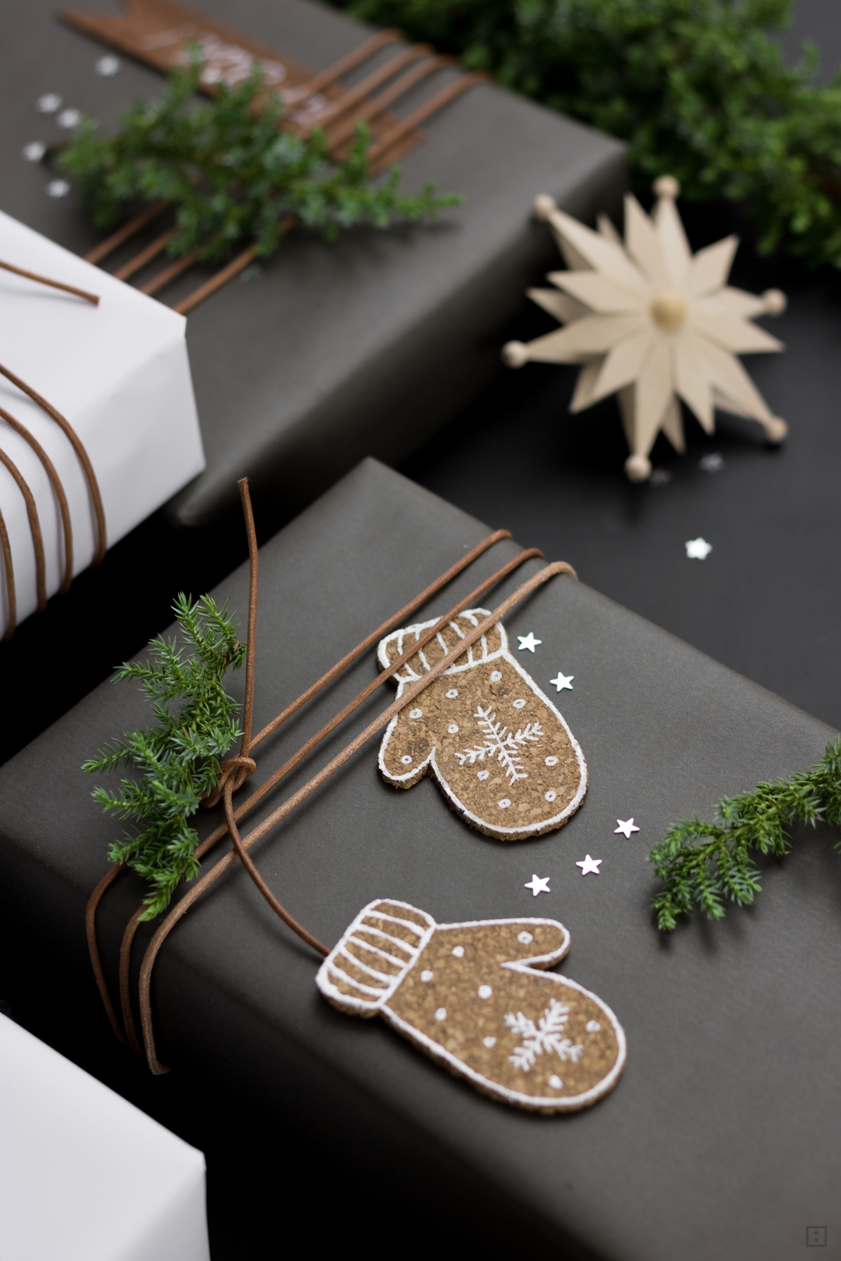 Korkanhänger basteln mit Kork Geschenkanhänger Weihnachtsschmuck Winter DIY Anleitung Lebkuchen Gifttags