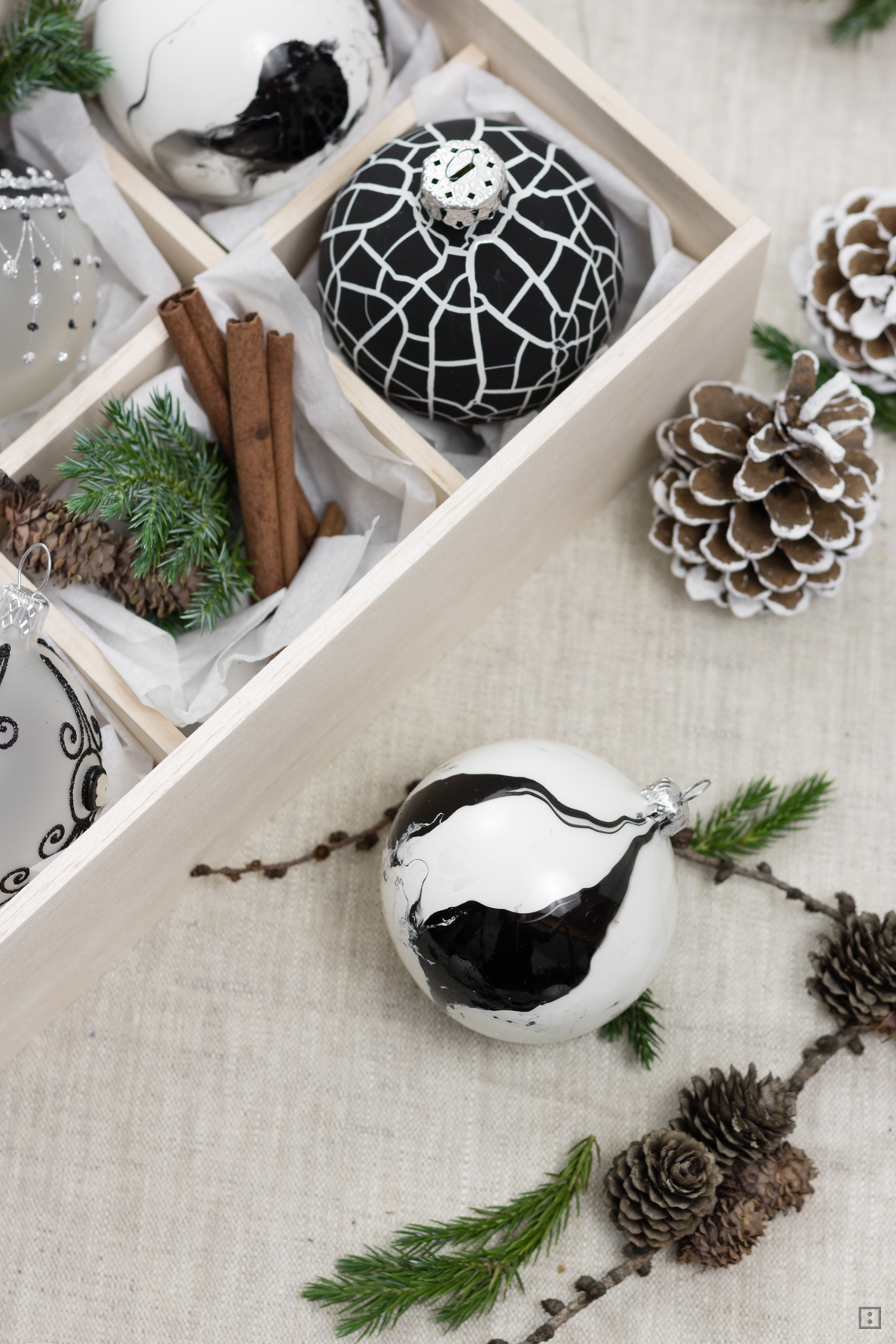 schwarz weiß Weihnachtskugeln selber basteln  marmorieren skandinavisch Weihnachtsdekoration