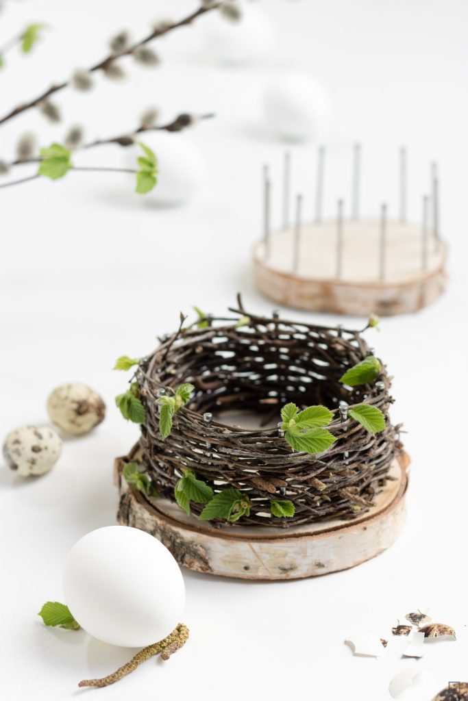 Osterkörbchen - Korb flechten aus Naturmatierial - DIY Anleitung - mit Baumscheiben und Nägel