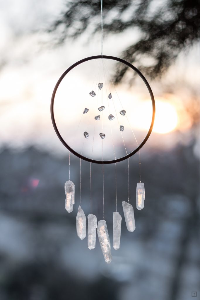 winterliches Mobile aus Bergkristall Kristallspitzen DIY Anleitung Traumfänger