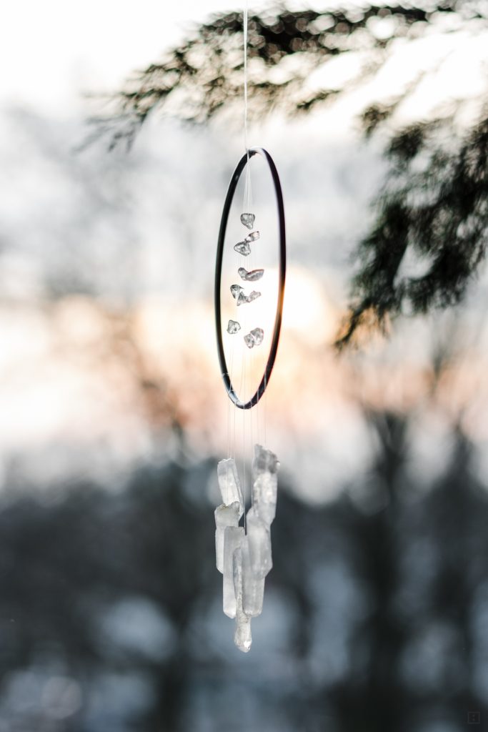 winterliches Mobile aus Bergkristall Kristallspitzen DIY