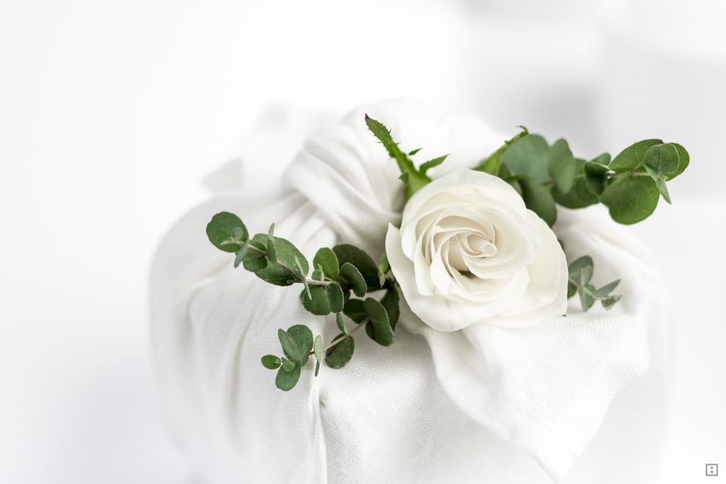 DIY Furoshiki Verpackung Geschenke mit Stoff und Blumen einpacken Hochzeitsgeschenke nachhaltig schenken