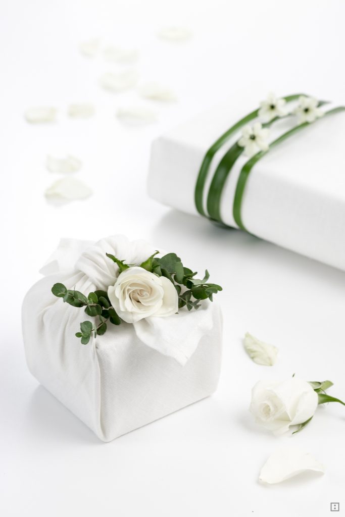 DIY Furoshiki Verpackungsidee Geschenke mit Stoff Blumen  und Blättern einpacken Hochzeitsgeschenke nachhaltig schenken