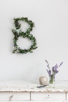 DIY Geldgeschenk für Hochzeiten natürlich gestalten - Origami Schmetterling falten - Buchstaben und Monogramm aus Blumen und Zweigen