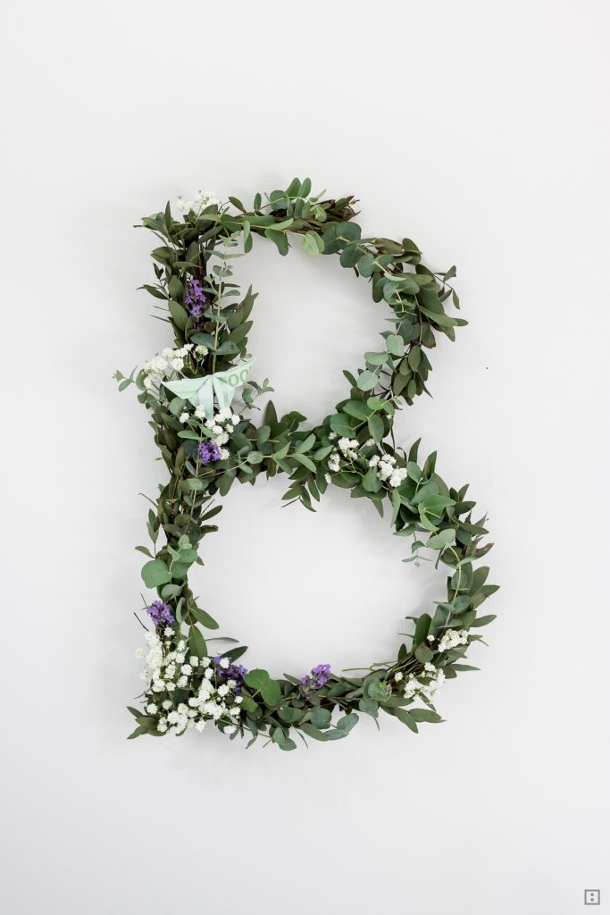 DIY Naturmaterialien - Geldgeschenk für Hochzeiten natürlich gestalten - Origami Schmetterling falten - Buchstaben und Monogramm aus Blumen und Zweigen