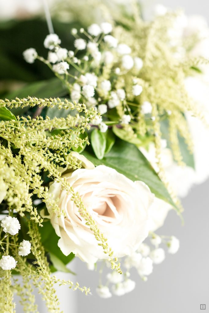 Blumen Sommer DIY - hängendes Gesteck Blumenkranz als Tischdekoration für Hochzeiten und Geburtstage selber machen