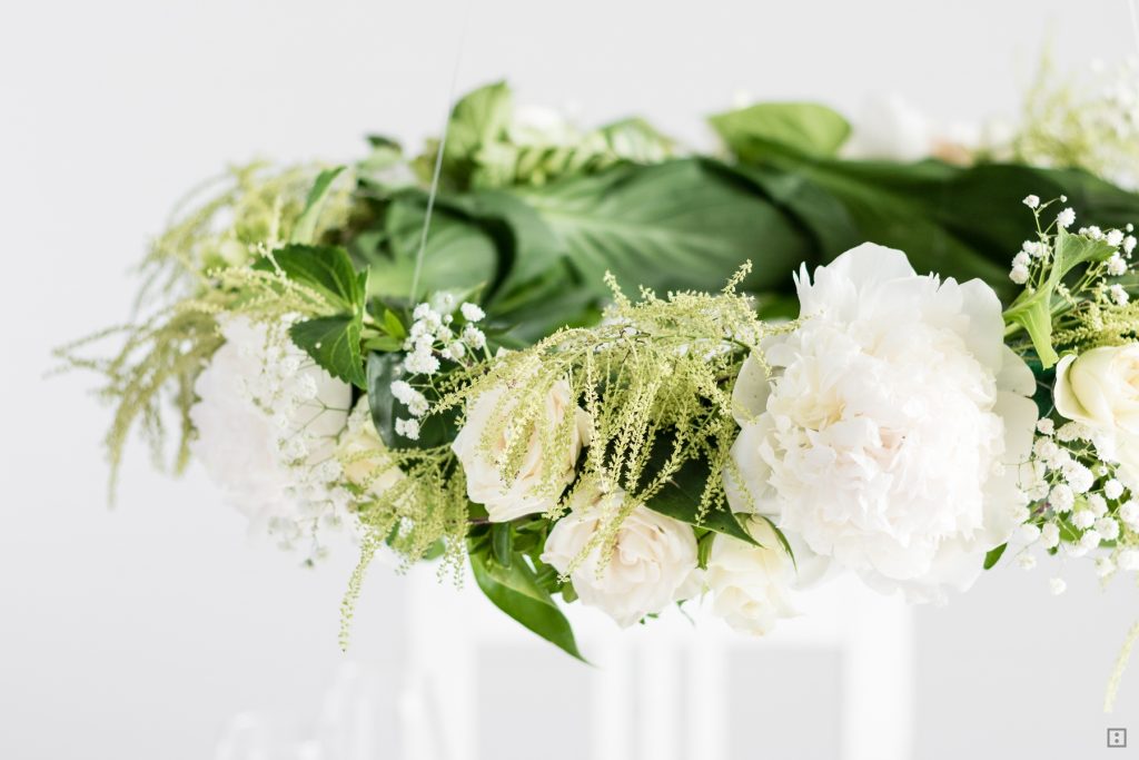 Blumen Sommer DIY - hängendes Gesteck Blumenkranz mit Steckmoos als Tischdekoration für Hochzeiten und Geburtstage selber machen