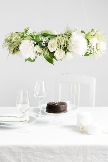 DIY - hängender Blumenkranz als Tischdekoration für Hochzeiten selber machen