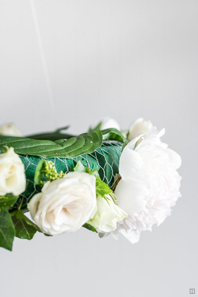 Sommer DIY - hängendes Gesteck Blumenkranz mit Steckmoos als Dekoration für Hochzeiten und Geburtstage selber machen 