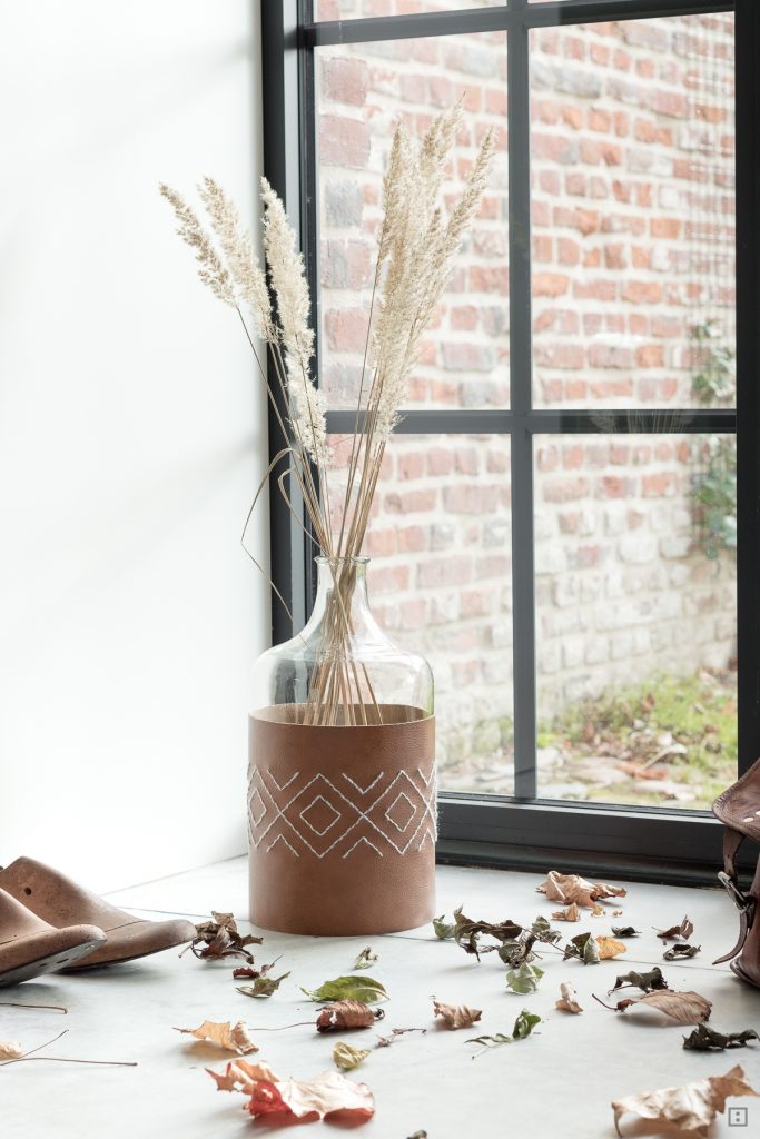 bestickte Lederhusse für Vasen Windlichter und Übertöpfe - DIY aus Leder und Wolle - Herbst