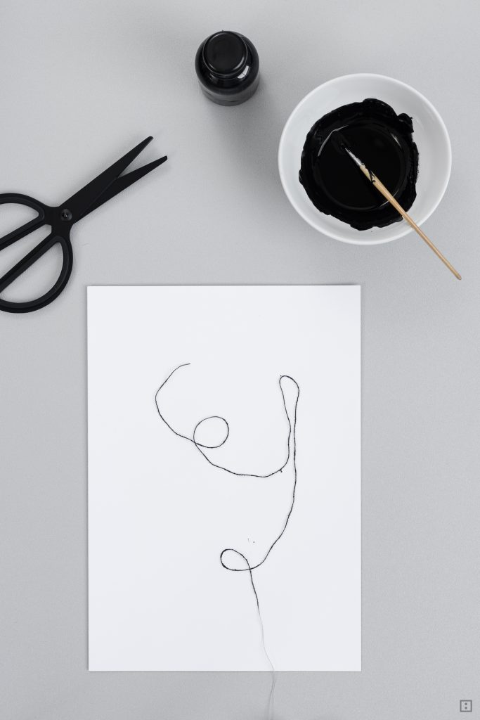 minimalistische Kunst selber machen mit Farbe und Faden - Figur frei Schnauze legen
