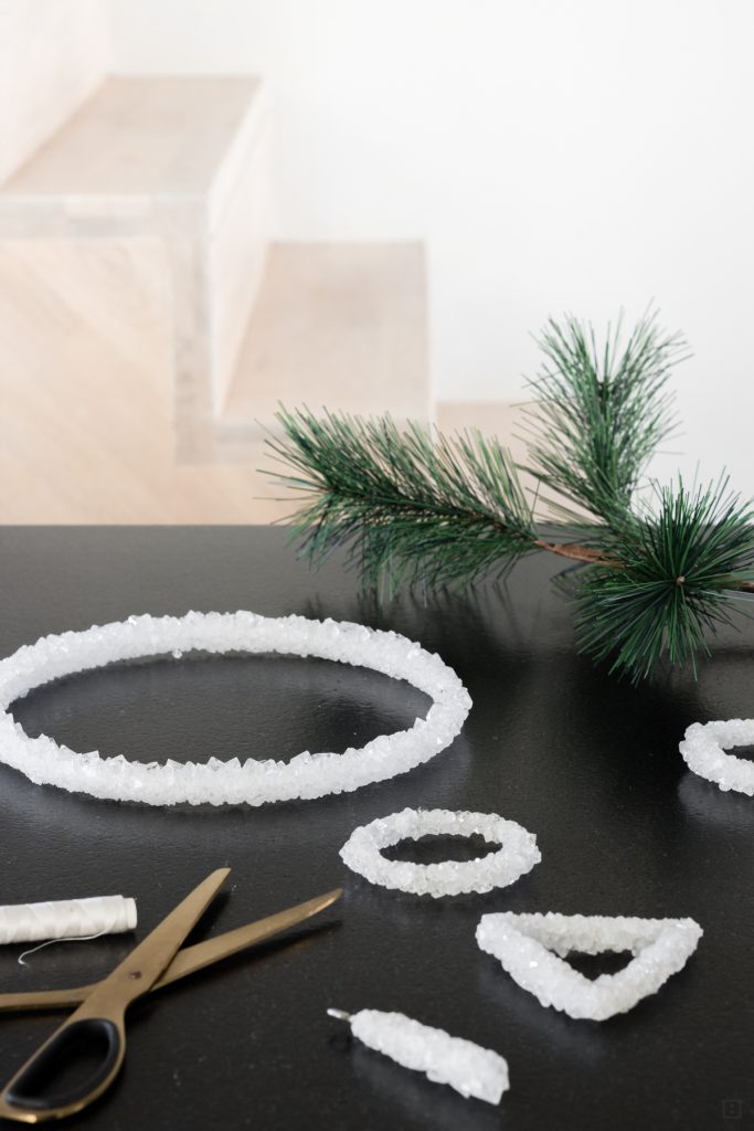 Kristalle züchten - Weihnachtsschmuck Baumschmuck selber machen - minimalistisch Weihnachten