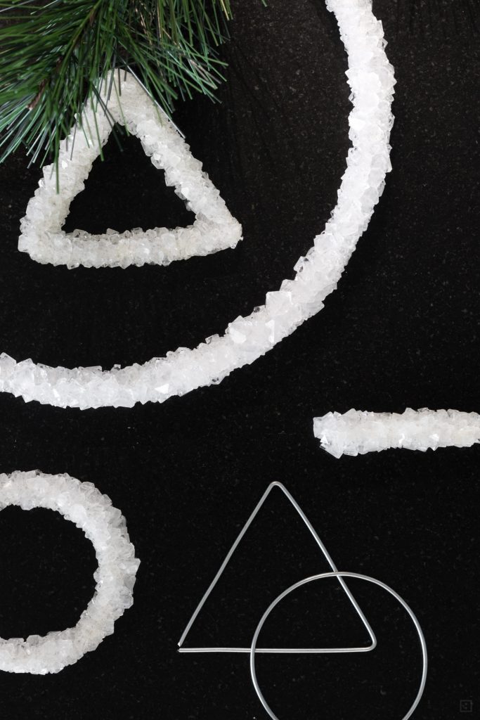 Kristalle züchten - Weihnachtsschmuck Baumschmuck selber machen - minimalistisch Weihnachten