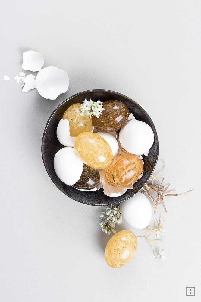 DIY Epoxidharz - Osterei aus Silikonform gießen - gefüllt mit Ostergras - minimalistische Ostern - Resin - Easter - modern - Bernstein - selber machen