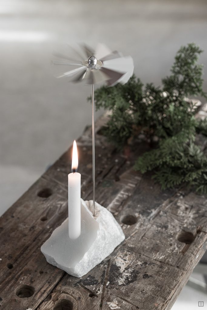 Teelichtpyramide DIY Pyramide Weihnachtsdeko selber machen Advent Kerzenständer mit Speckstein und Stricknadeln 